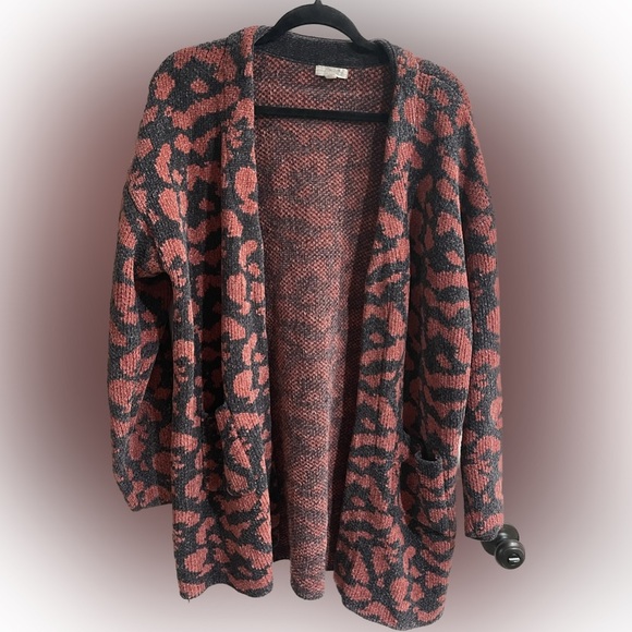 ODDY Sweaters - SUPER warm and cute sweater. Oddy 1X/2X. Gray and pink.